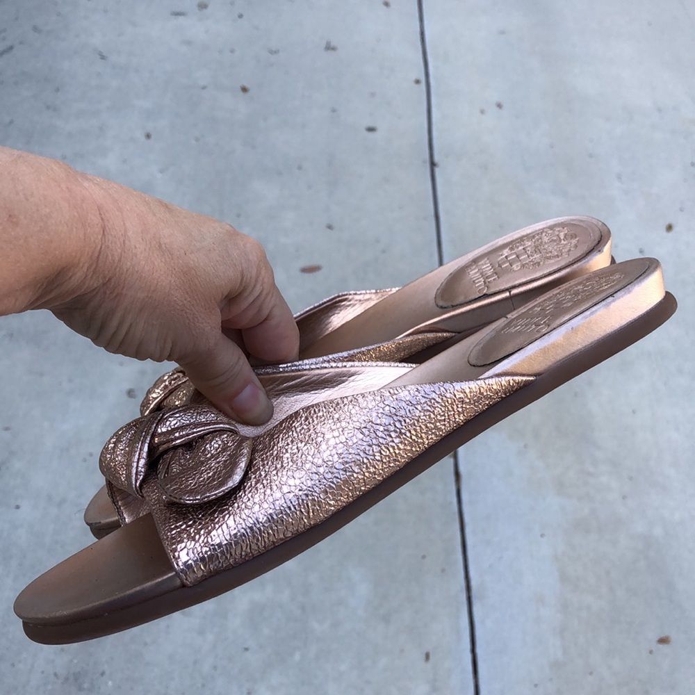 VINCE CAMUTO Metallic Leather Sandals